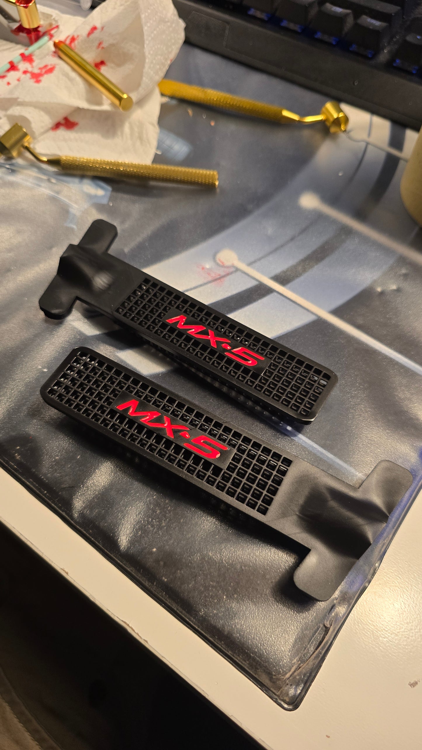 Dirt trap grille - for slot in metal structure in engine compartment side