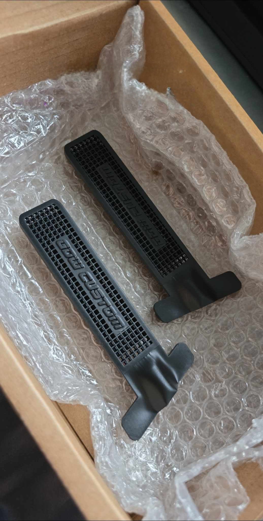Dirt trap grille - for slot in metal structure in engine compartment side